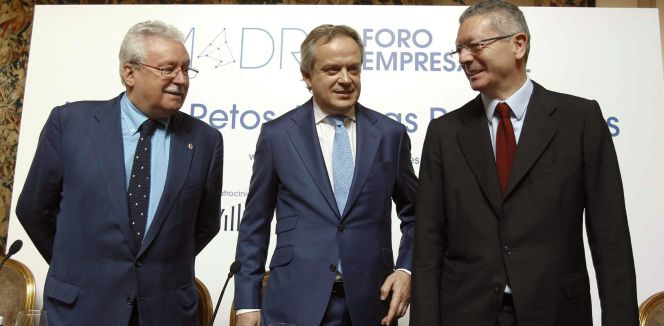 El candidato en las últimas elecciones de la patronal madrileña, Hilario Alfaro (c), ha presentado hoy junto a los expresidentes regionales Alberto Ruiz-Gallardón (d) y Joaquín Leguina (i) la nueva organización empresarial Madrid Foro Empresarial.