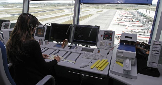 Una controladora en la torre del aeropuerto madrileño de Barajas.