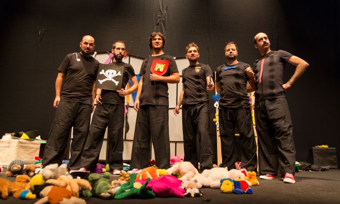 El equipo de improvisadores de Impro Impar, con los peluches que les lanza el público, su seña característica.