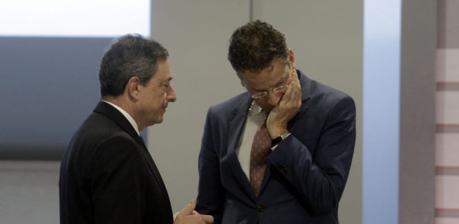 El presidente del Banco Central Europeo (BCE), Mario Draghi (i), habla con el presidente del Eurogrupo, Jeroen Dijsselbloem.