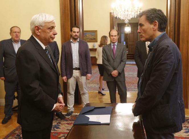 El presidente griego Prokopis Pavlópulos toma juramento al nuevo ministro de Finanzas, Euclidis Tsakalotos