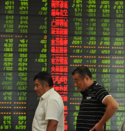 Inversores en una casa de Bolsa en Fuyang.
