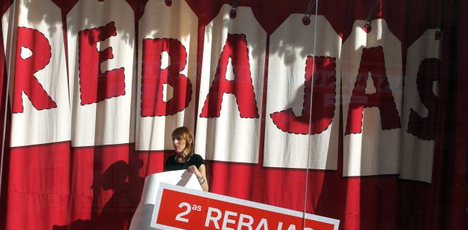Cartel de Rebajas en una tienda madrileña