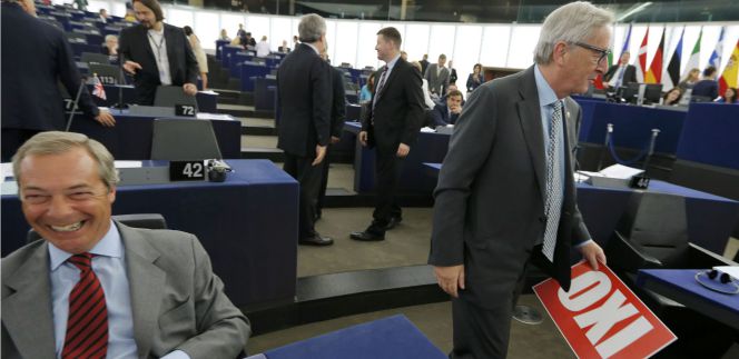 El presidente de la Comisión Europea, Jean-Claude Juncker, con un cartel del "No" (Oxi en griego).