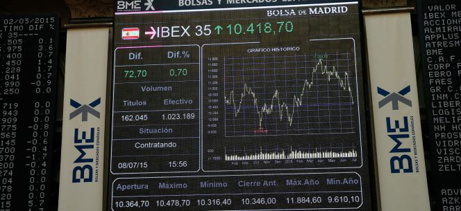 Una pantalla muestra el principal indicador de la bolsa española, el IBEX 35