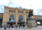 Destino: Hannover. Punto de encuentro: debajo de la cola Destino: Hannover. Punto de encuentro: debajo de la cola