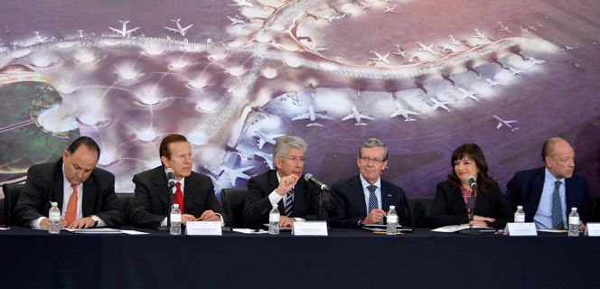 El secretario de Transportes de México, Gerardo Ruiz Esparza (en el centro), durante la presentación de los concursos para la construcción del nuevo aeropuerto internacional Ciudad de México.