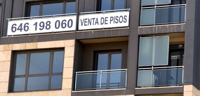 Un cartel de venta de pisos. EFEArchivo