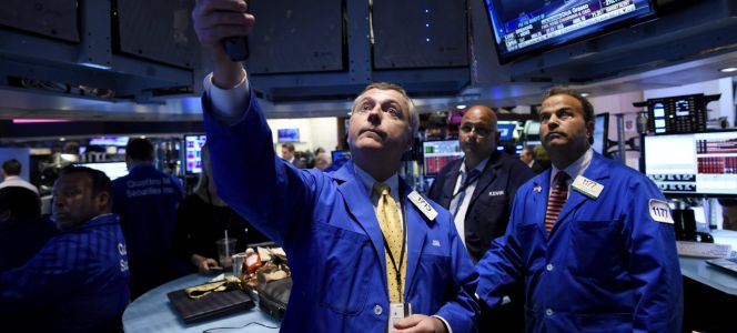 Varios agentes de cambio y Bolsa en Wall Street.