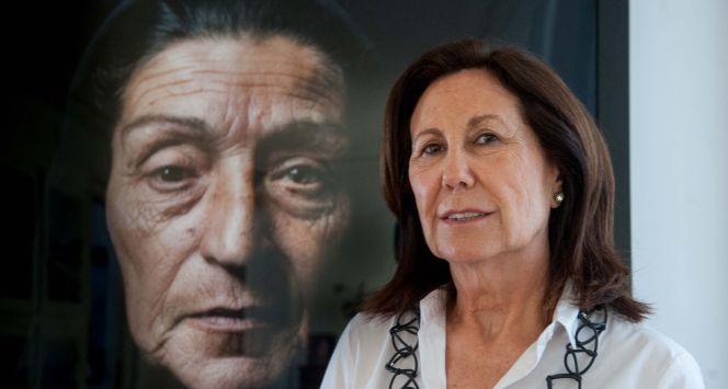 Oliva Arauna, frente al retrato María, de Pierre Gonnord.