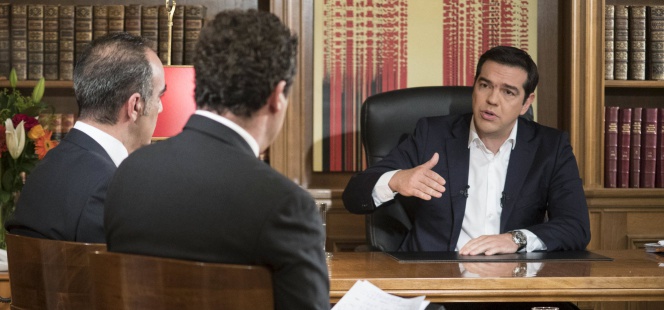 El primer ministro griego, Alexis Tsipras, durante la entrevista en la cadena pública helena.