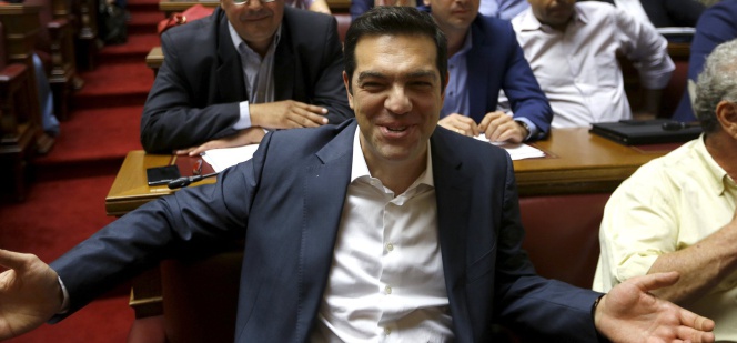 El primer ministro griego, Alexis Tsipras, antes de la reunión del grupo parlamentario de Syriza.