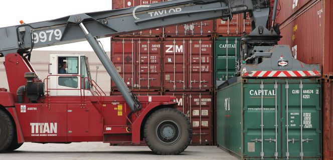 Aumento de exportaciones en España que favorece al descenso del déficit comercial.