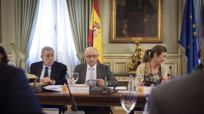 El ministro de Hacienda, Cristóbal Montoro, junto al secretario de Estado de Administraciones Públicas, Antonio Beteta, y la secretaria de Estado de Presupuestos, Marta Fernández Currás.