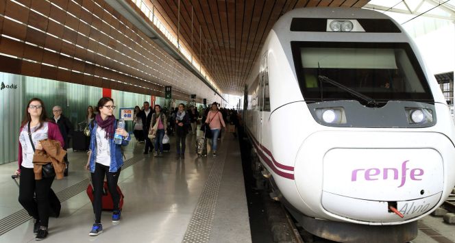 Viajeros procedentes de Barcelona a su llegada a la estación de RENFE Indalecio Prieto de Bilbao. Efe