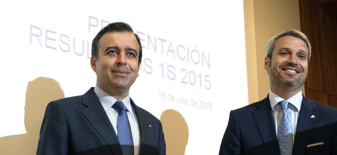 GRA115. SANTIAGO DE COMPOSTELA, 16072015.- El consejero delegado de Abanca, Francisco Botas (i), junto al director general de Finanzas, Alberto de Francisco Guisasola, al comienzo de la rueda de prensa en la que presentaron los resultados económicos correspondientes al primer semestre del ejercicio de 2015
