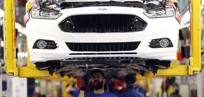 Operarios trabajan en la fábrica Ford de Almussafes .
