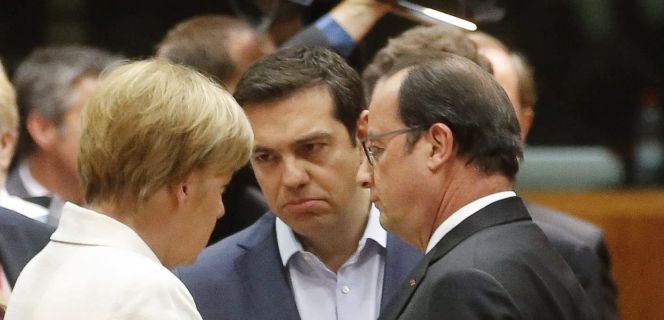 El primer ministro griego, Alexis Tsipras (en el centro), con la canciller alemana Angela Merkel (a la izquierda) y el presidente francés, Françoise Hollande.