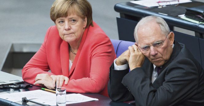El ministro de Finanzas alemán, Wolfgang Schäuble (d), y la canciller alemana, Angela Merkel, durante una sesión extraordinaria del Bundestag en la que se votó el viernes la autorización a su Gobierno para la apertura de las negociaciones destinadas a acordar un tercer paquete de rescate para Grecia. EFE