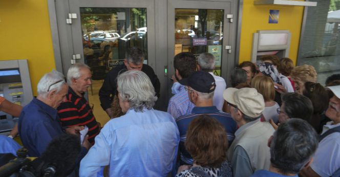 Pensionistas hacían cola el jueves para retirar dinero a la entrada de una sucursal bancaria en Salónica, Grecia. EFE