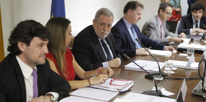 El secretario de Estado de Administraciones Públicas, Antonio Beteta (3i), durante la reunión de la Mesa General de la Administración General del Estado (AGE) celebrada la pasada semana en Madrid.