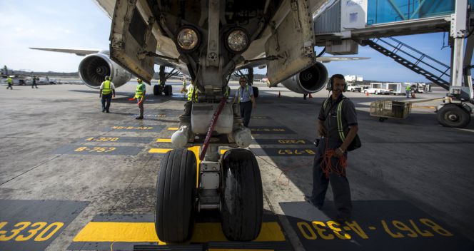 Un grupo de técnicos supervisa un avión de boeing en el aeropuerto de Caracas, en Venezuela. Reuters