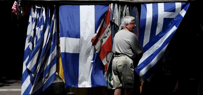 Puesto de banderas griegas en el centro de Atenas.