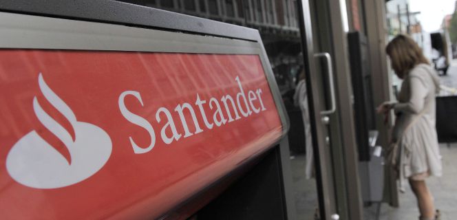 Imagen del cajero automático de una sucursal del Banco Santander. EFEArchivo