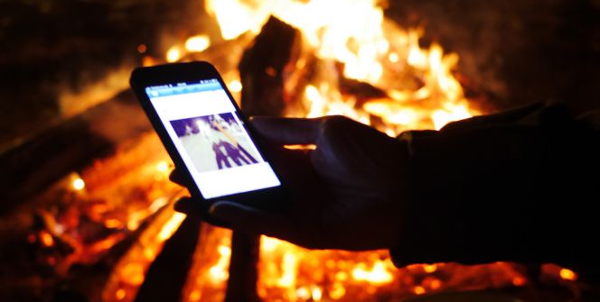 Smartphone con fuego detrás