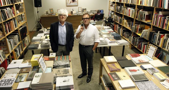 Alberto Fesser (a la izquierda) y Alberto Anaut, en la librería de La Fábrica.