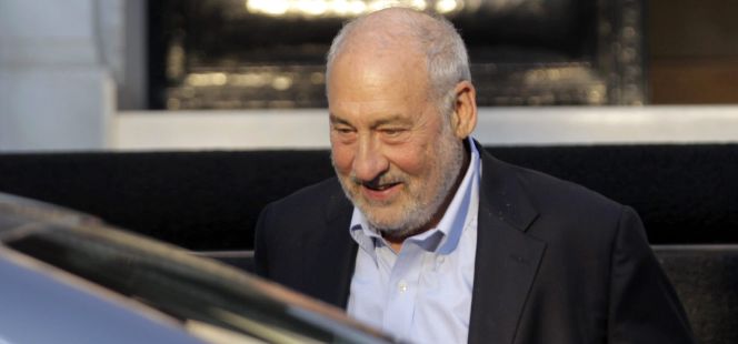 Stiglitz a la salida de su reunión con el ministro de Finanzas griego, Euclid Tsakalotos, el pasado viernes.