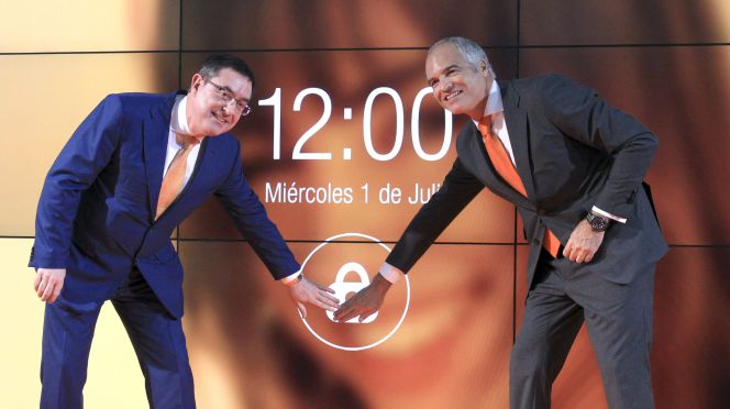 El presidente de Euskaltel, Alberto García Erauzkin, junto al director general de esta compañia, Fernando Ojeda, en la Bolsa de Bilbao. EFE