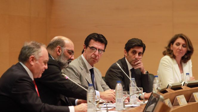 El ministro de Industria, José Manuel Soria, junto a José María Fuster, director general del Santander (a la izquierda), Fernando Abril-Martorell, presidente de Indra, y José María Álvarez-Pallete, consejero delegado de Telefónica