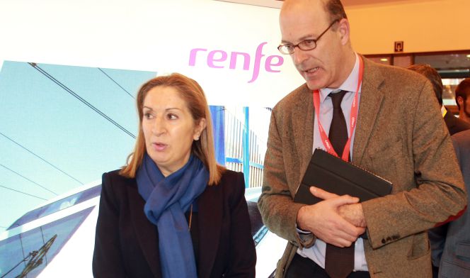 La ministra de Fomento, Ana Pastor, con el presidente de Renfe, Pablo Vázquez. Pablo Monge