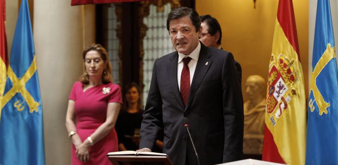 El presidente de Asturias, Javier Fernández, ante la ministra de Fomento, Ana Pastor.