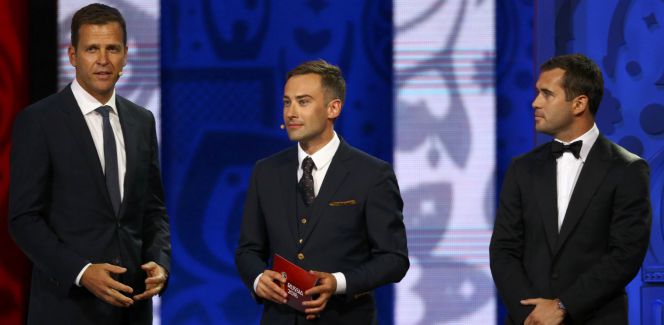 Oliver Bierhoff, Dmitry Shepelev y Aleksander Kerzhakov, esta tarde durante el sorteo en San Petersburgo (Rusia).
