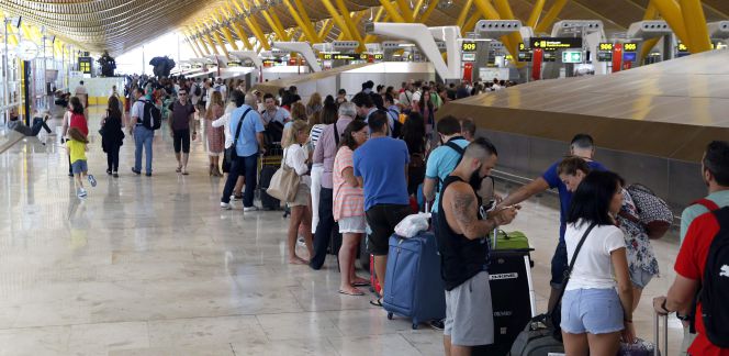 Viajeros en la zona de salidas de la T4, en el aeropuerto Adolfo Suárez Madrid-Barajas, hoy.