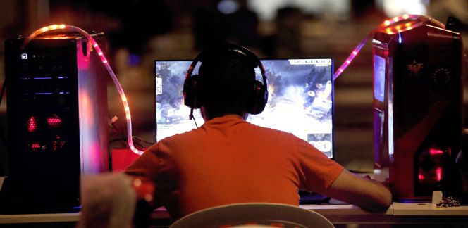 Un joven juega en un ordenador de sobremesa.