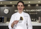 La cocinera que se relaja yendo al mercado La cocinera que se relaja yendo al mercado