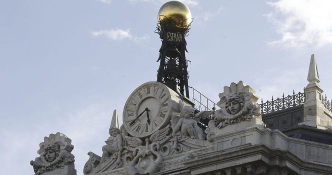 Reloj en la fachada de la sede del Banco de España, en la Plaza de Cibeles en Madrid.