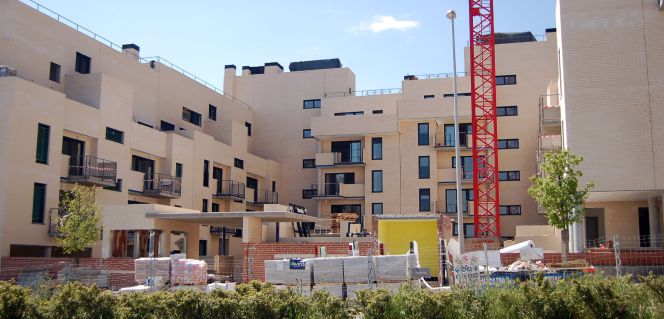Construcción de viviendas en la nueva zona residencial de Valdebebas (Madrid)