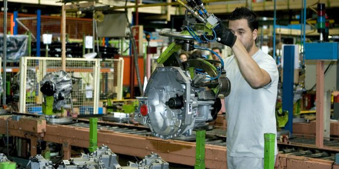 Un operario de la fábrica Renault de Sevilla participa en el montaje de la caja de cambios. EFEArchivo