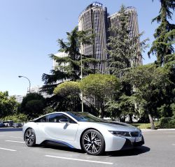 BMW i8: el silencioso centro de atención de la ciudad