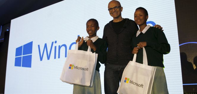 El consejero delegado de Microsoft, Satya Nadella, ayer, con estudiantes en Nairobi, en el lanzamiento de Windows 10.