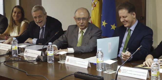 GRA242. MADRID, 30072015.- El ministro de Hacienda, Cristóbal Montoro (2d) y el secretario de Estado de Administraciones Públicas, Antonio Beteta (2i), durante la reunión de la Mesa de la Administración General del Estado (AGE) en la que se abordará las subidas salariales a los funcionarios y la posible devolución de la paga extra de 2012. EFEAlberto Martin