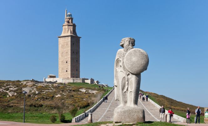 La estatua de Hércules y su Torre, que es el faro romano más antiguo del mundo en funcionamiento.