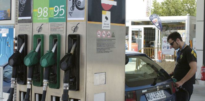 Un hombre pone gasolina a su coche en un surtidor de una gasolinera de Repsol en San Javier (Murcia). EFEArchivo