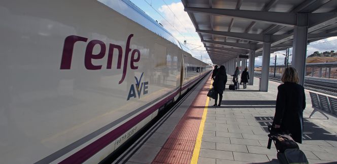 Un tren AVE parado en una estación.