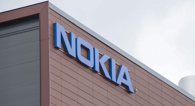 Vista del logotipo de la compañía tecnológica finlandesa Nokia en su sede de Espoo, Finlandia.