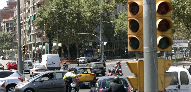Policía dirigiendo el tráfico durante el histórico apagón de Barcelona en julio de 2007.